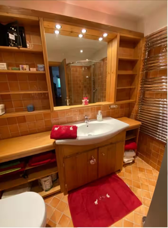 Bagno con doccia e mobile in legno